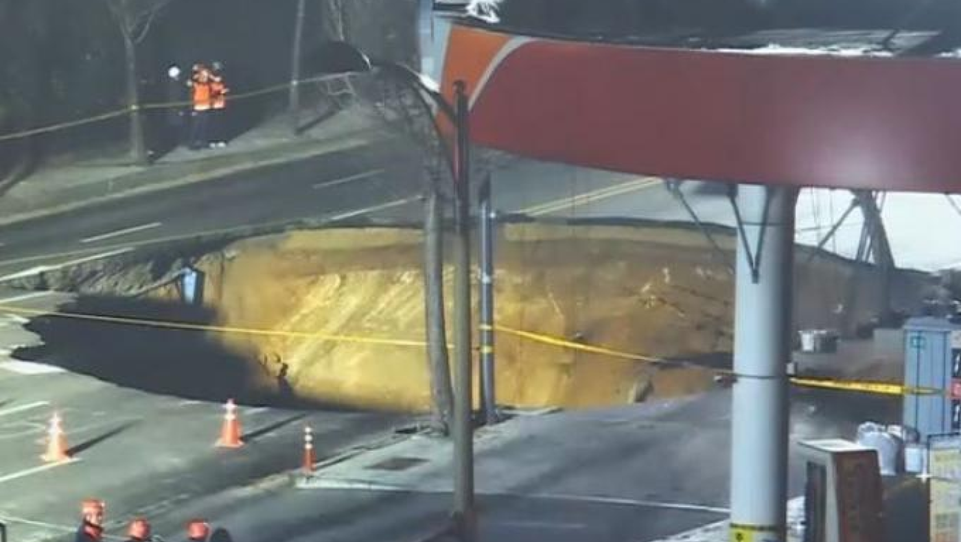 Τρύπα 20 μέτρων κατάπιε αμέριμνο οδηγό (vid)