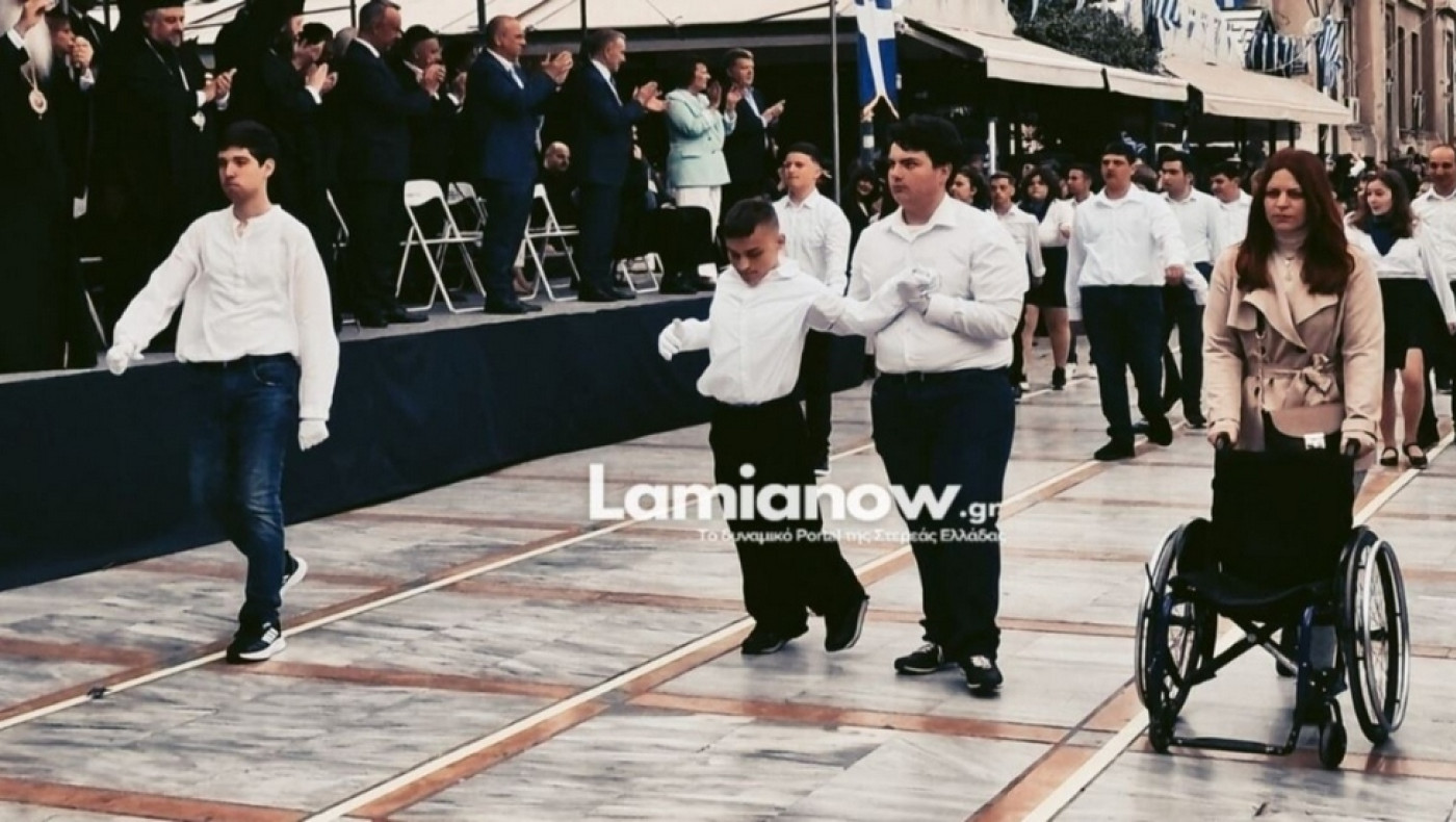 Δάκρυα συγκίνησης: Μαθητής ΑμεΑ σηκώθηκε από το αμαξίδιο και παρήλασε όρθιος! (vid)