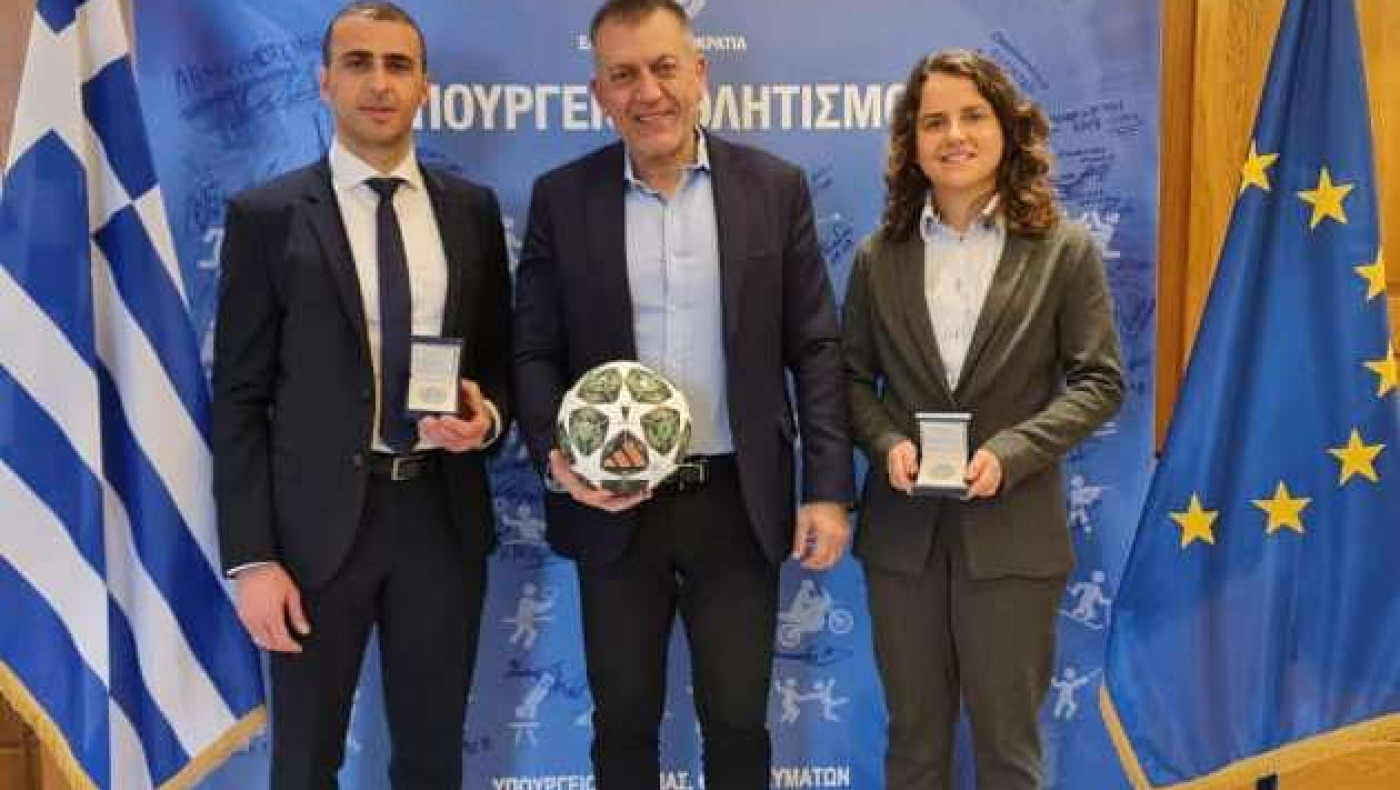 Το ξεχωριστό δώρο των εκπροσώπων UEFA/FIFA στον Γιάννη Βρούτση