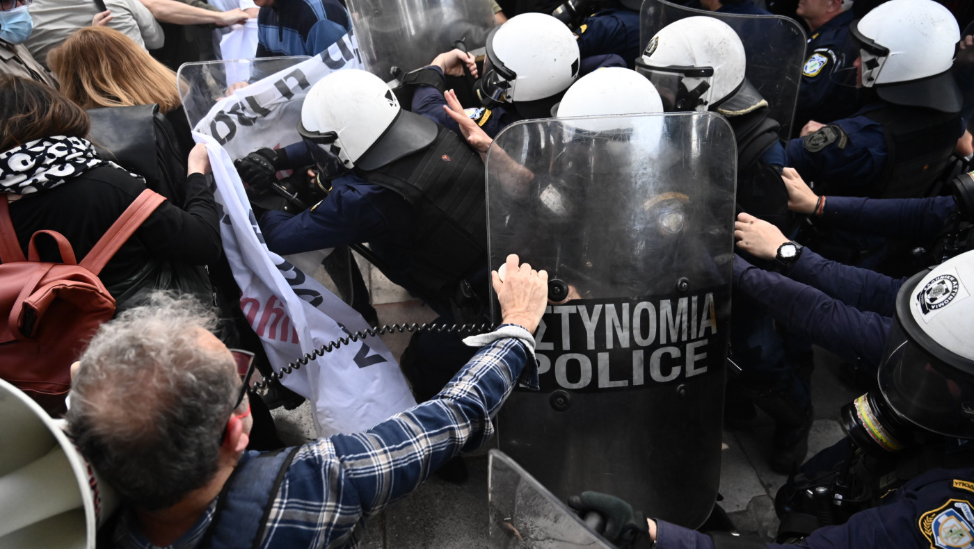 Πανεκπαιδευτικό συλλαλητήριo: Ένταση και επεισόδια στο Μαξίμου