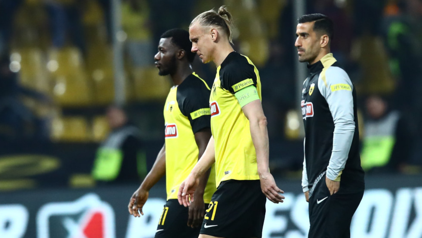 Τεταμένη η κατάσταση στην ΑΕΚ: Συνθήματα κατά πάντων έξω από την OPAP Arena