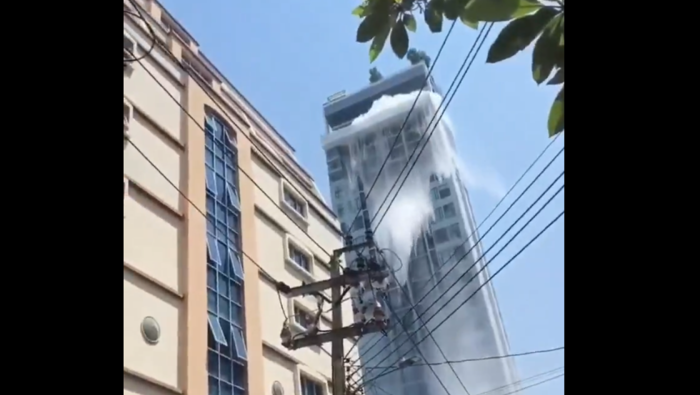 Κίνα: Πισίνα σε ταράτσα πλημμυρίζει τους δρόμους από τον σεισμό!