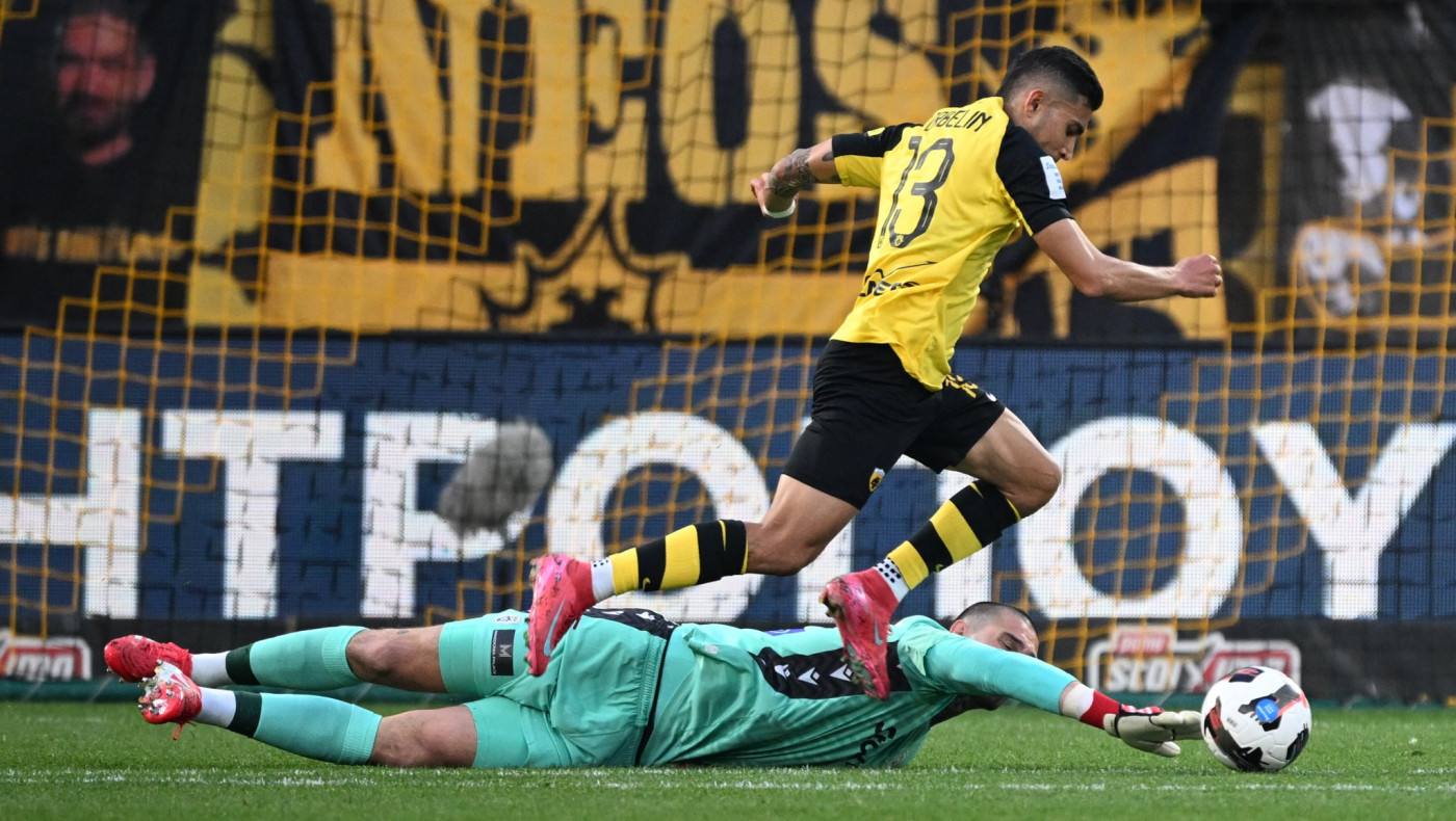 ΠΑΟΚ:  Τεράστιο λάθος της άμυνας, ο Μάνταλος βάζει μπροστά στο σκορ την ΑΕΚ με εύστοχο χτύπημα πέναλτι