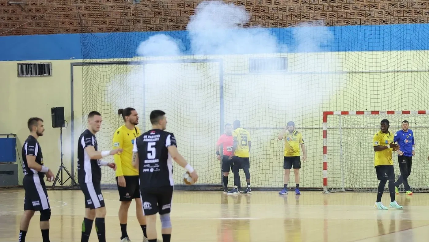 Χάος στο Παρτιζάν-ΑΕΚ: Σέρβοι οπαδοί έριξαν κροτίδες στο γήπεδο!