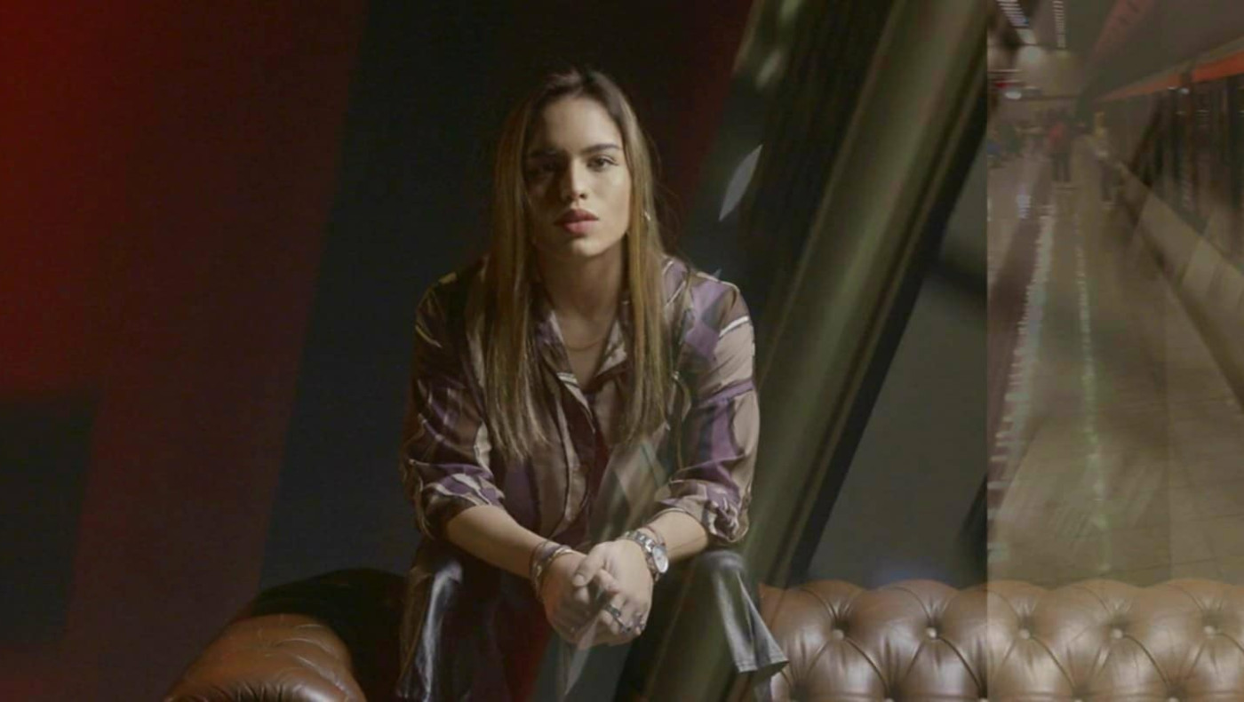 Η Ελένη Χατζηβασίλη ερμηνεύει το νέο τραγούδι του Κύρου Λόντου