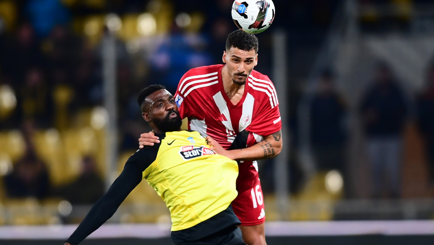 Με αυτογκόλ του Κάρμο η ΑΕΚ προηγείται 1-0 του Ολυμπιακού