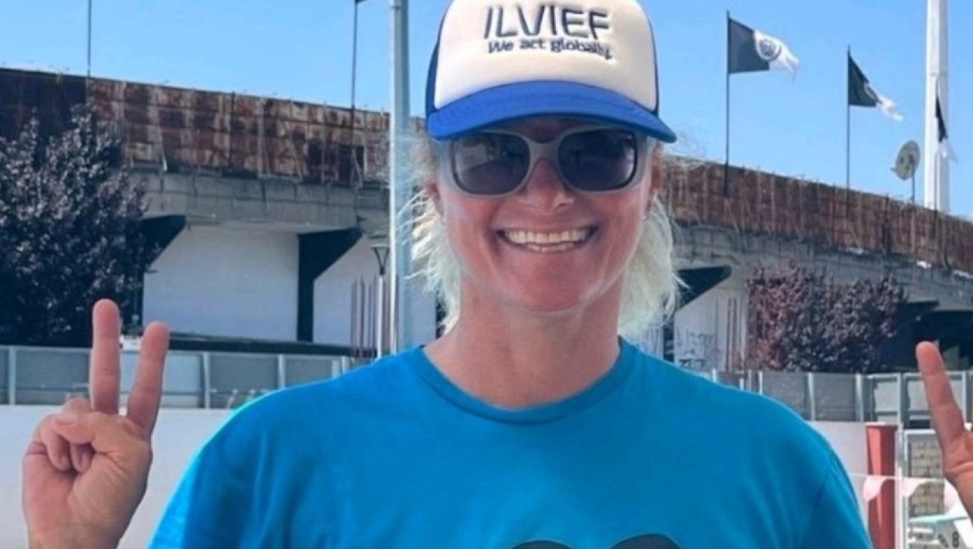 53χρονη Θεσσαλονικιά, βουτά σε παγωμένα νερά και ετοιμάζεται για τον διάπλου της Μάγχης