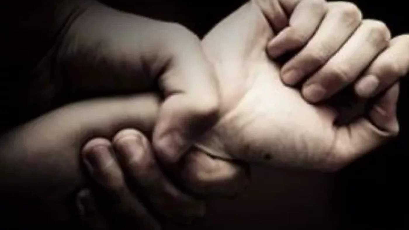 Πειραιάς-Άγρια υπόθεση παιδικής κακοποίησης: «Μας χτυπάει με σκουπόξυλο και καλώδια, τη φοβόμαστε»