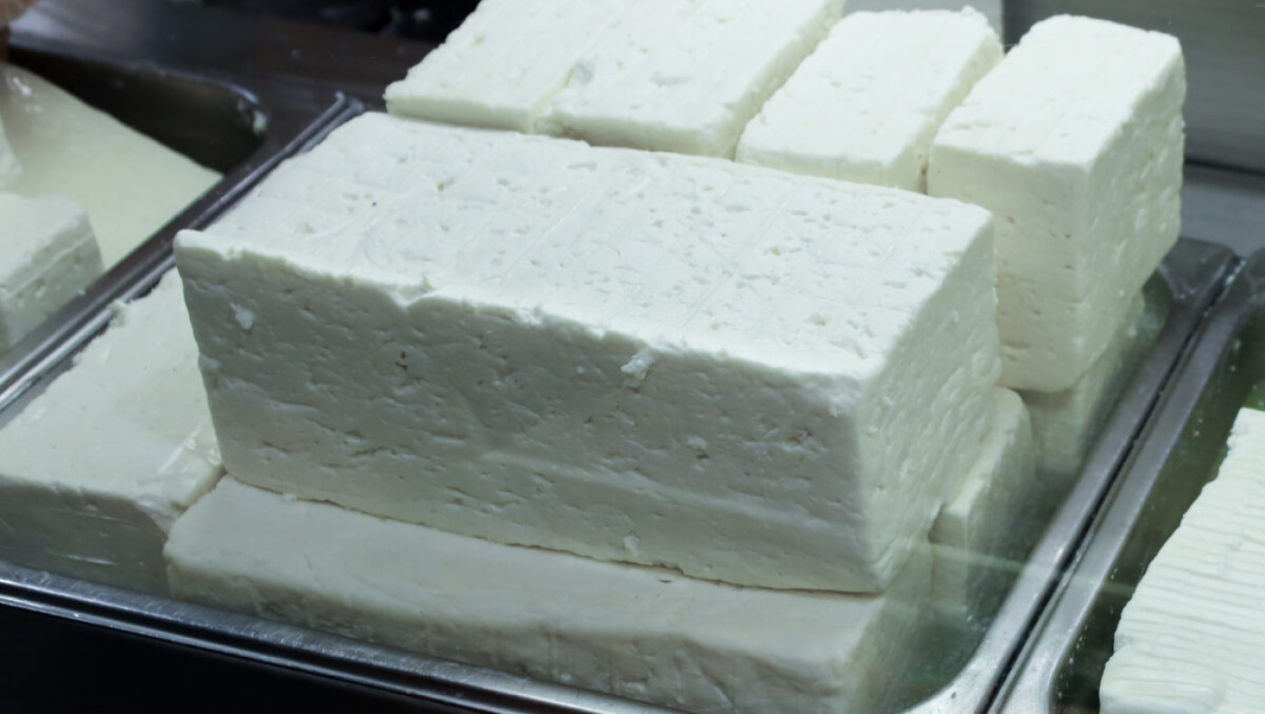 Reuters: Απειλείται η ελληνική φέτα από τους δασμούς του Τραμπ