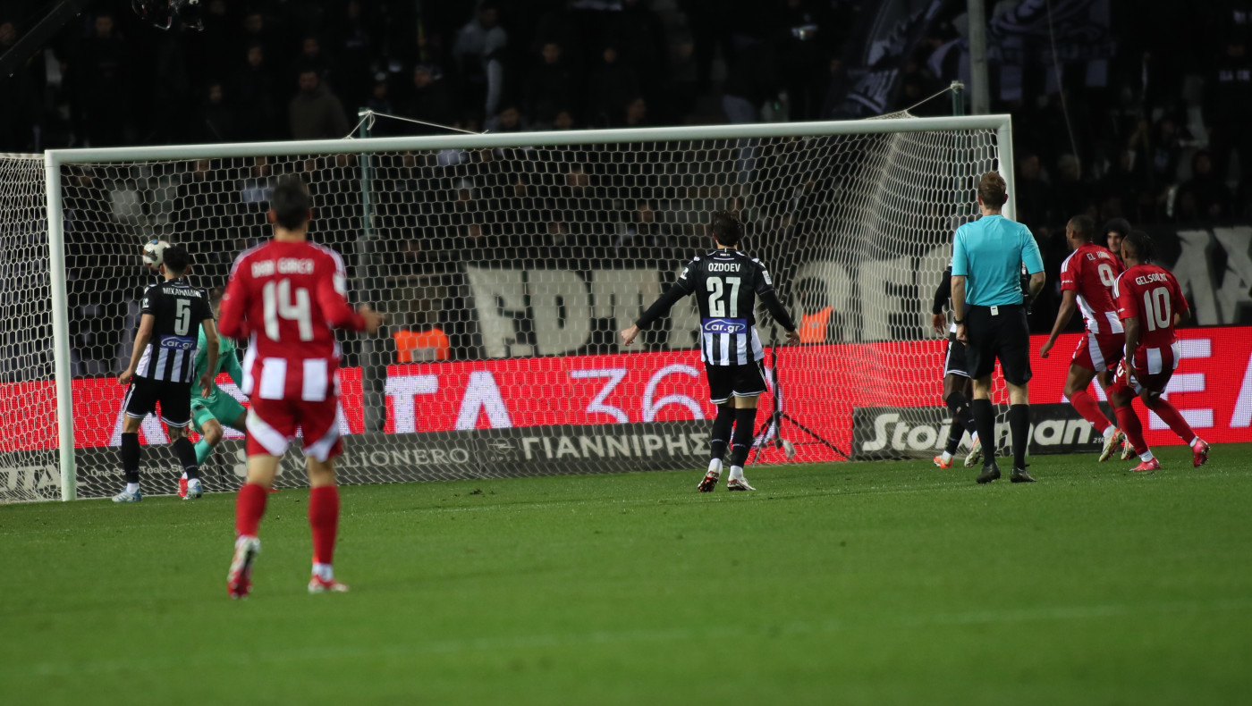 Ο Ολυμπιακός μειώνει με αυτογκόλ του Μιχαηλίδη