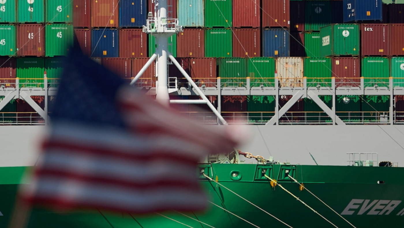 Προβληματισμός και ανησυχία για τους δασμούς Τραμπ: Τι λένε οι Έλληνες