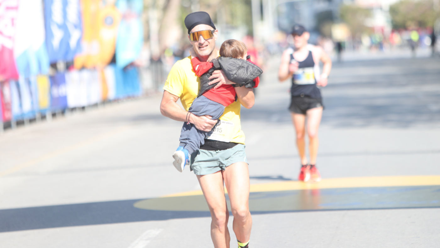 Μαραθώνιος «Μέγας Αλέξανδρος»: Πατέρας τερμάτισε κρατώντας αγκαλιά το μωρό του