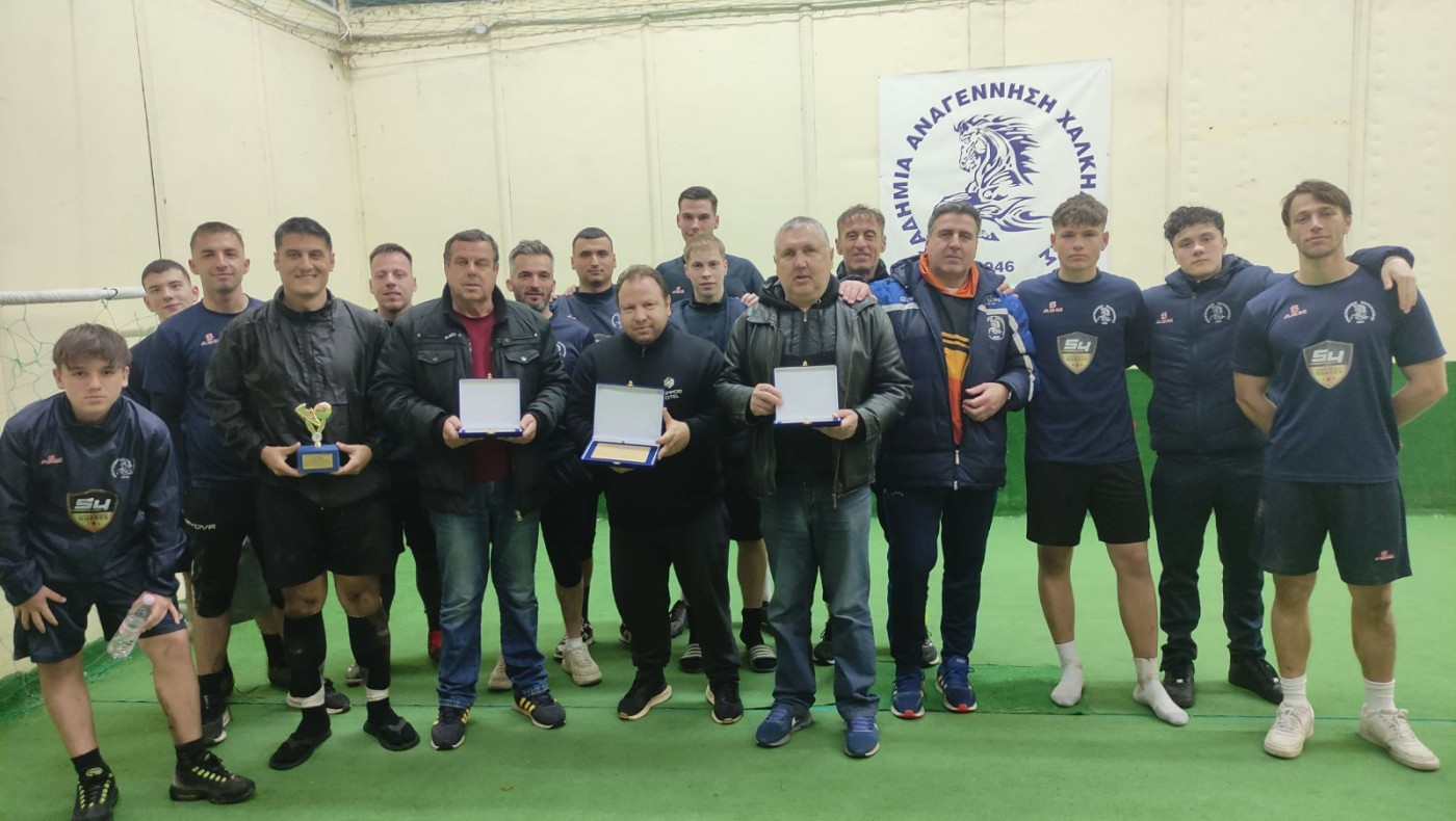 Αναγέννηση Χαλκηδόνας: Οι ποδοσφαιριστές και οι προπονητές τίμησαν τους παράγοντες