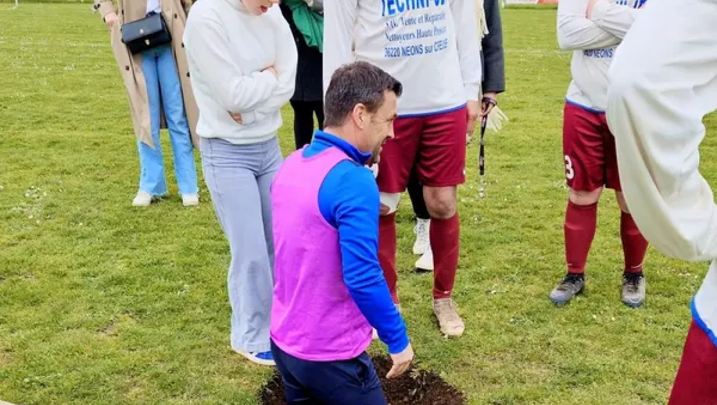 Απίστευτο σκηνικό στη Γαλλία: Ποδοσφαιριστής έπεσε μέσα σε... τρύπα