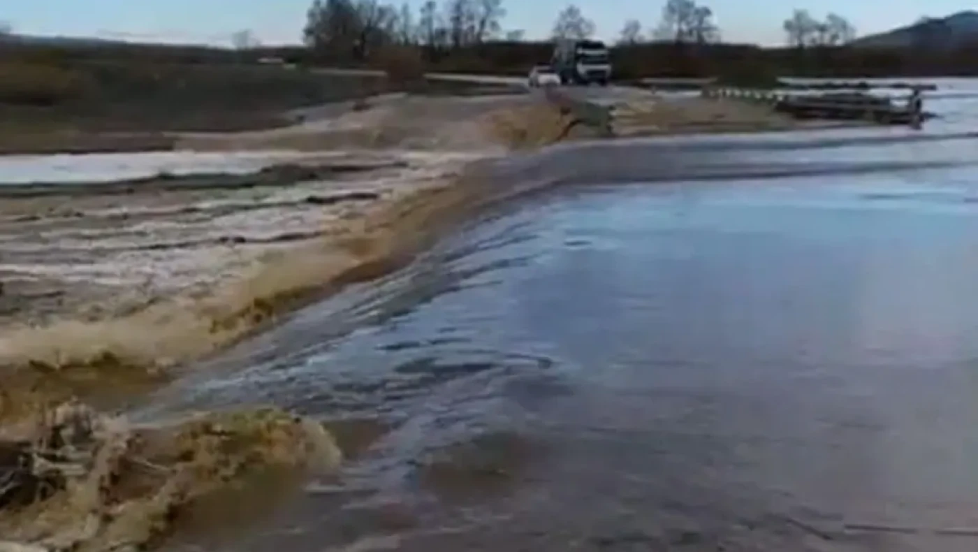 Λαγκαδάς: Υπερχείλισε ο χείμαρρος Μπογδάνας-Διακόπηκε η κυκλοφορία