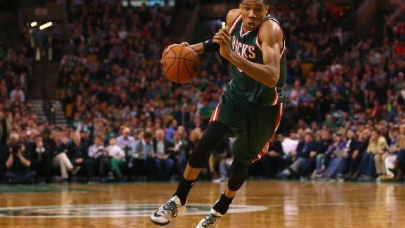 Υπογραφή στο νέο του συμβόλαιο έβαλε ο Αντετοκούνμπο.