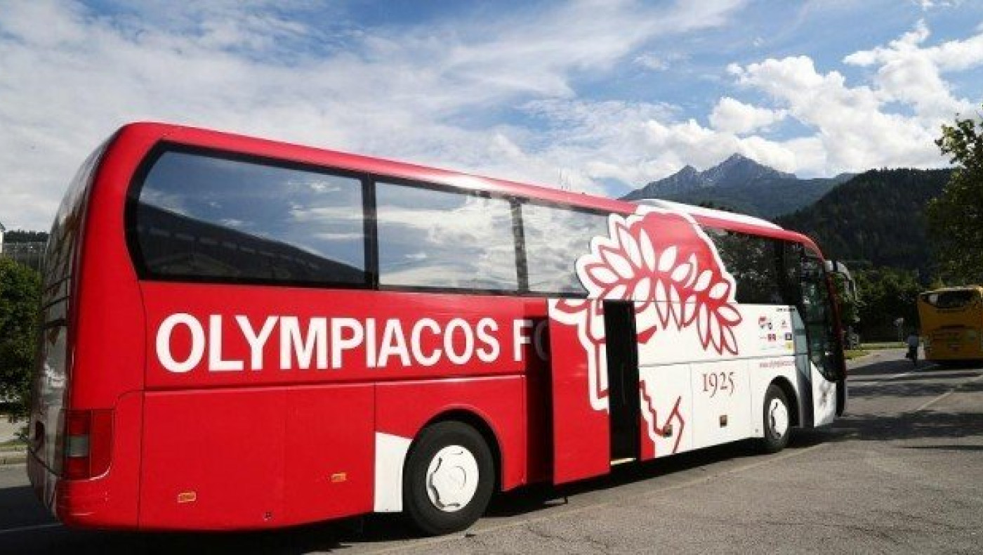 Επίθεση με πέτρες στο λεωφορείο του Ολυμπιακού, έσπασαν τζάμια