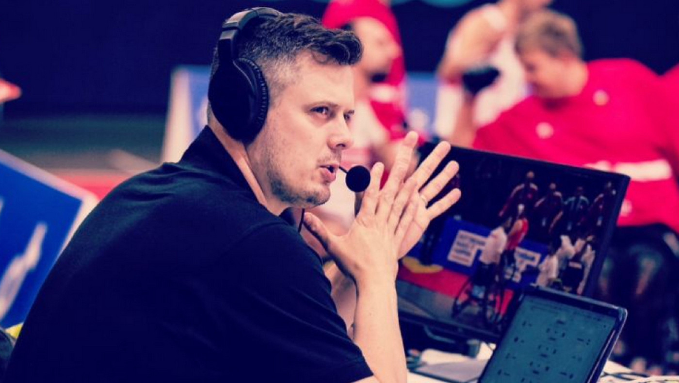 ΠΑΟΚ: Δώρο φανέλα σε σχολιαστή της FIBA-«Ευχαριστώ Δικέφαλε Αετέ»