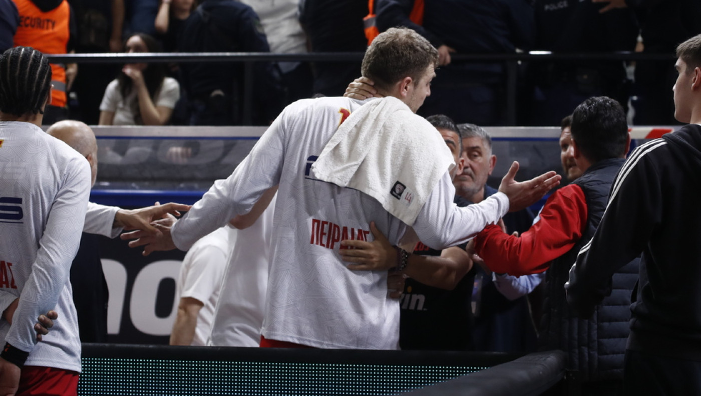 Χαμός και προσωρινή διακοπή στο Πανιώνιος-Ολυμπιακός: Ένταση με Βεζένκοφ και οπαδούς του Πανιωνίου