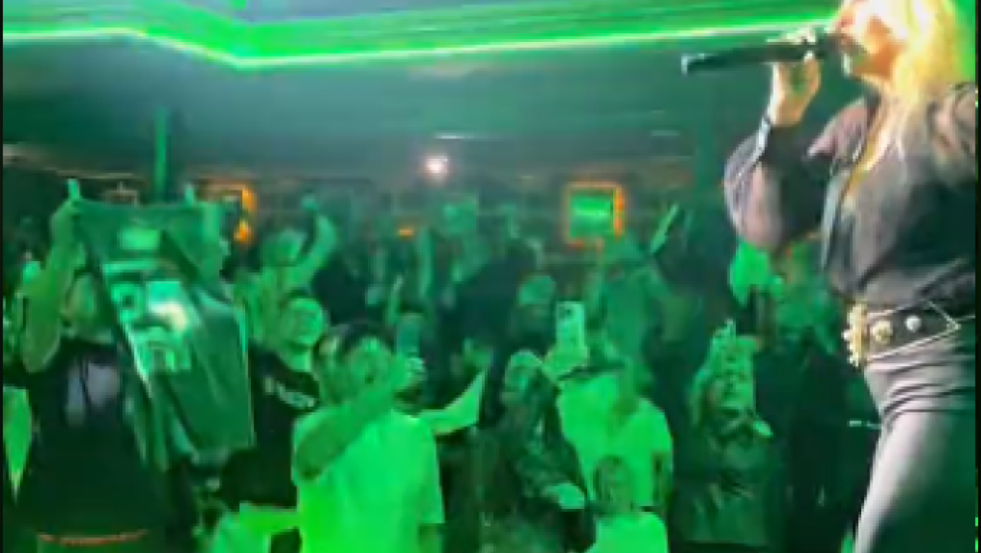 Τρέλα για τον Ναν και στο μαγαζί που τραγουδάει η Πέγκυ Ζήνα