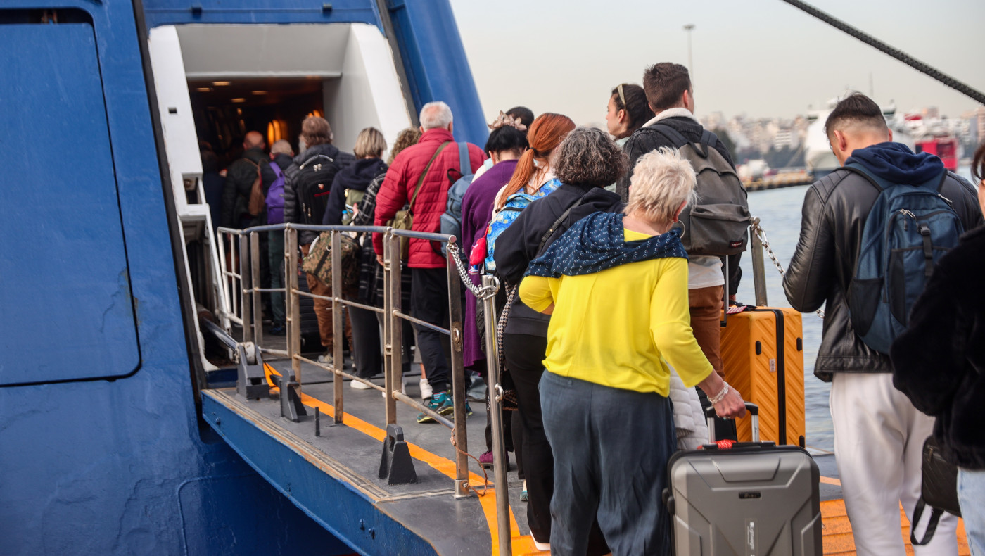 Κορυφώνεται η έξοδος των αδειούχων: Με μεγάλη πληρότητα αποπλέουν τα πλοία