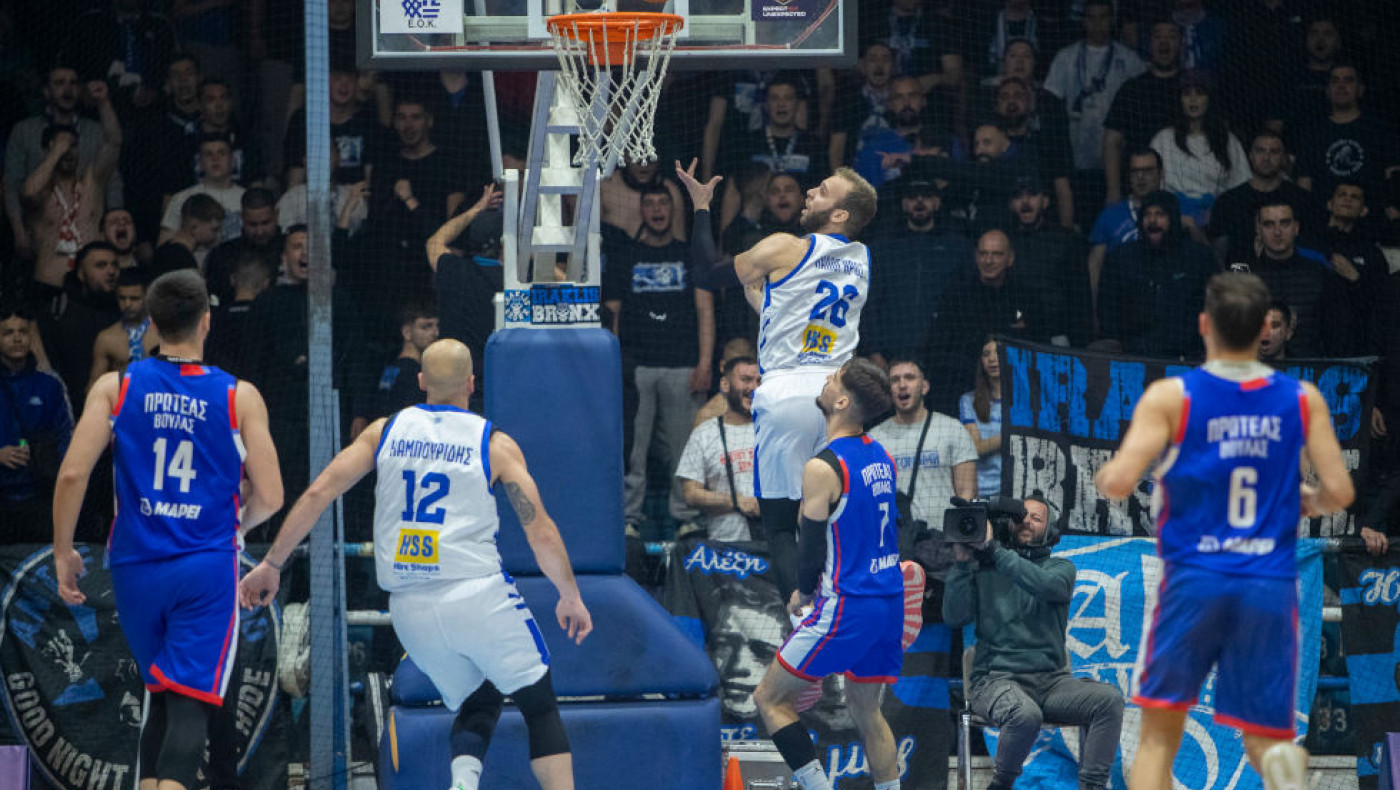 Εντυπωσιακή ατμόσφαιρα στο Ιβανώφειο: «Για σένα ζω και αναπνέω...»