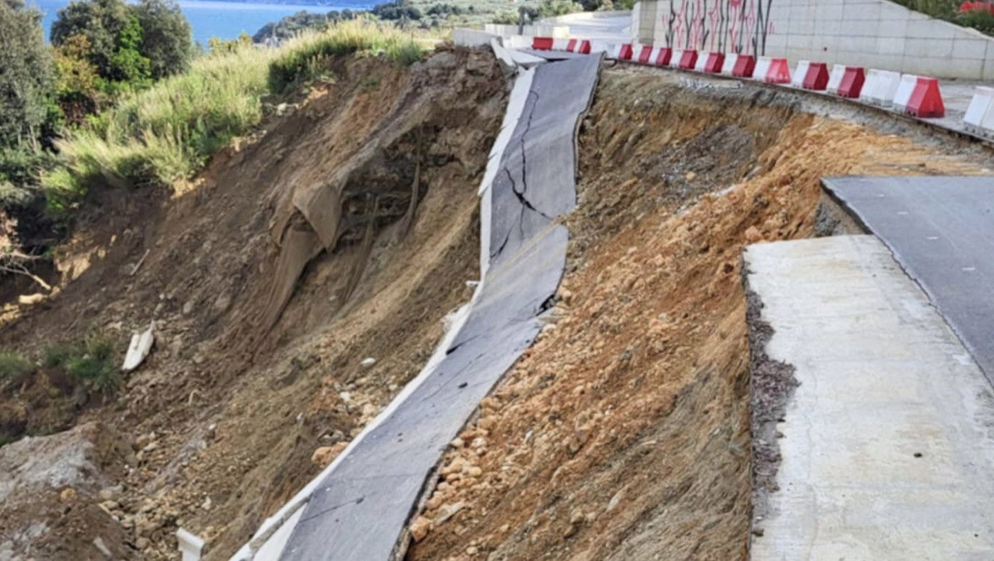 Κατέρρευσε σαν τραπουλόχαρτο ο νέος παραλιακός δρόμος στον Ρακοπόταμο που ενώνει Λάρισα με Μαγνησία