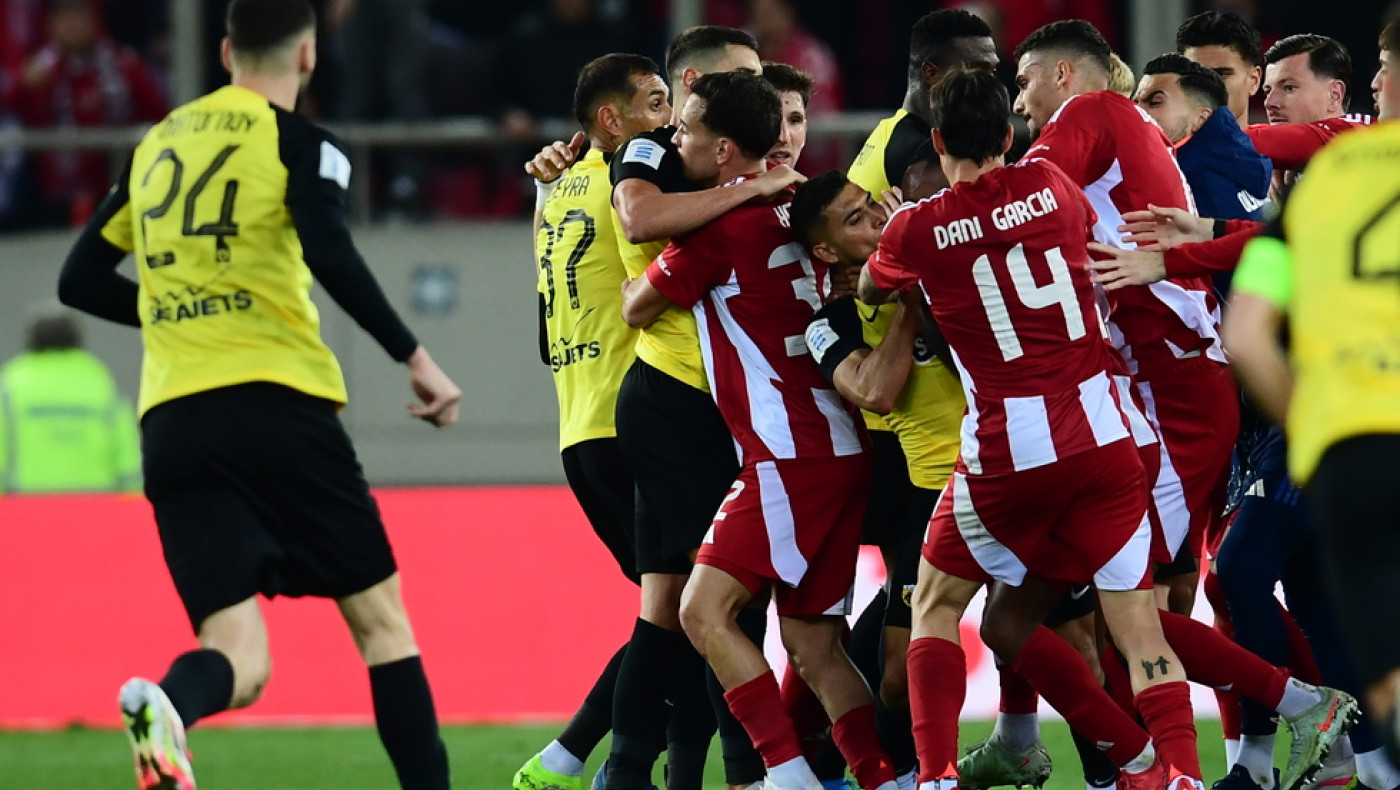 Ποιον παίκτη του Ολυμπιακού καταγγέλλει η ΑΕΚ για την υβριστική επίθεση στον Λαμέλα