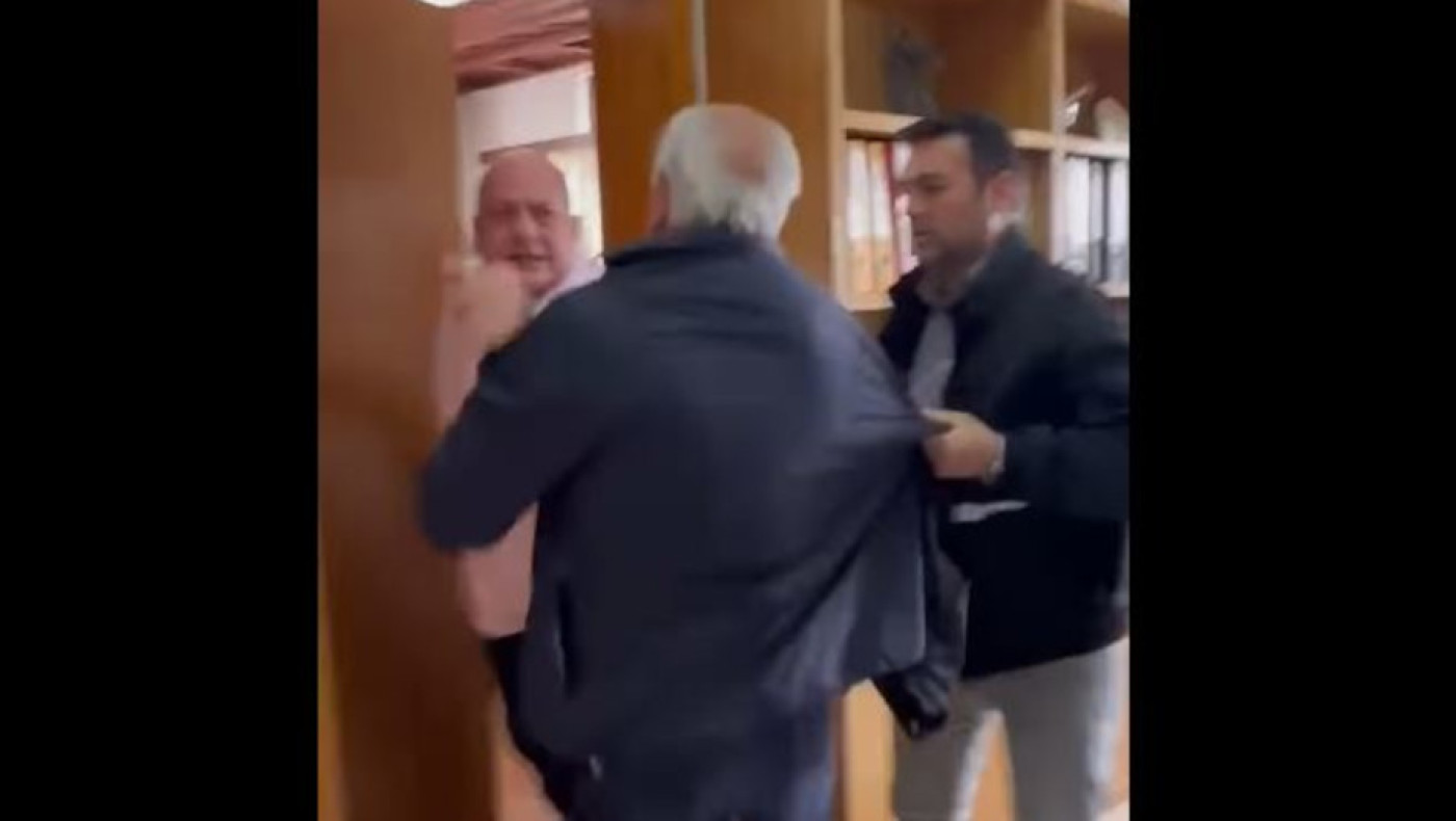 Βόλος: Ο Μπέος απομακρύνει με τη βία δημοτικό σύμβουλο από το δημαρχείο (vid)