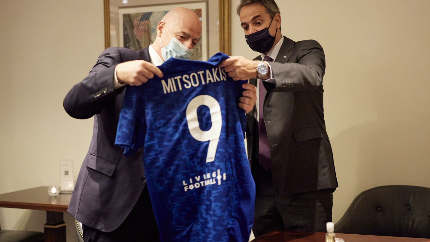 Πίσω από τη βιτρίνα των χρυσοπληρωμένων