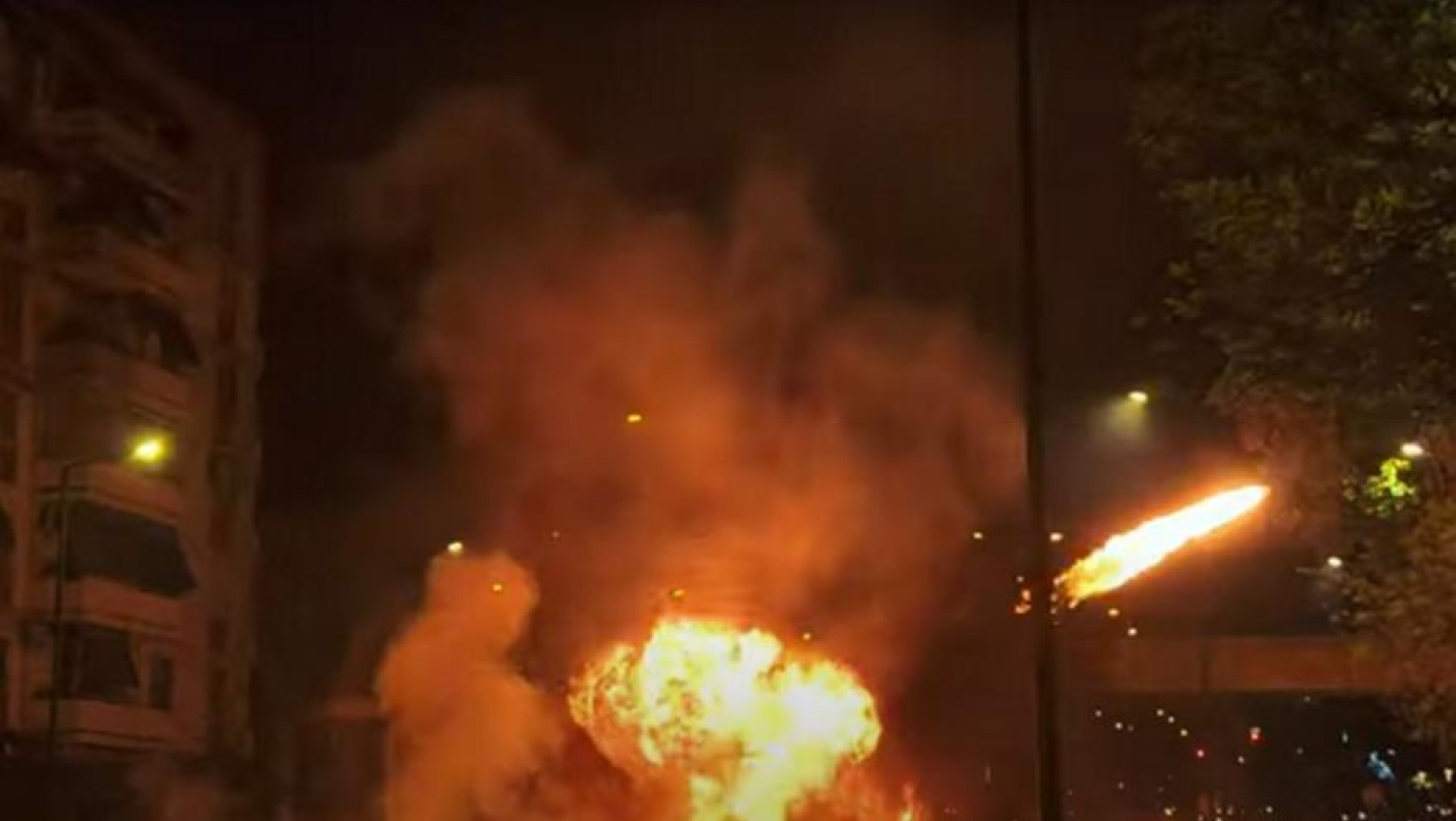 Νέος Κόσμος: «Χριστός Ανέστη» με μολότοφ και... εκρηκτικά