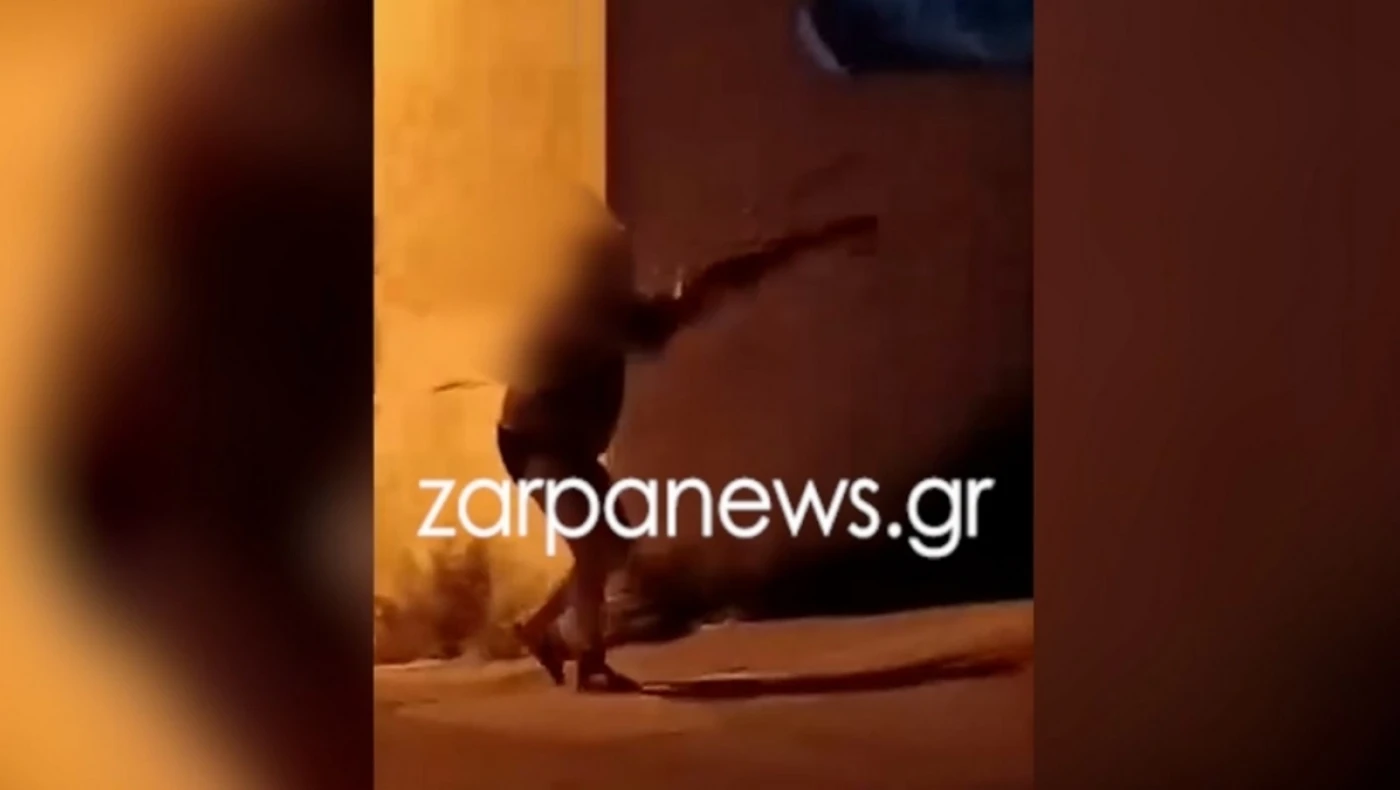 Βγήκε γυμνός και άρχισε να πυροβολεί στον δρόμο!