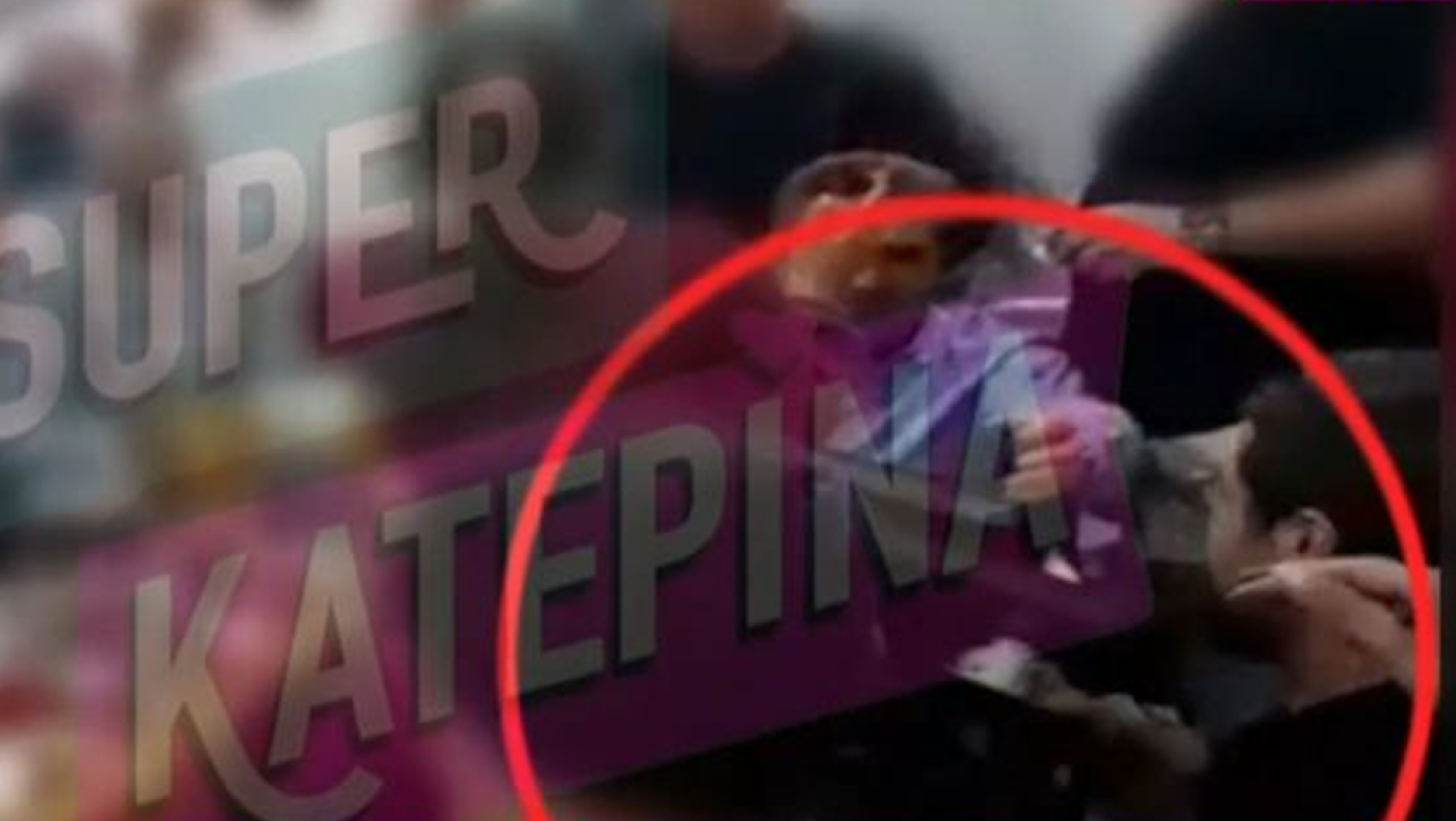 Άρης Μουγκοπέτρος: Η στιγμή που σκάει η κροτίδα στα χέρια του