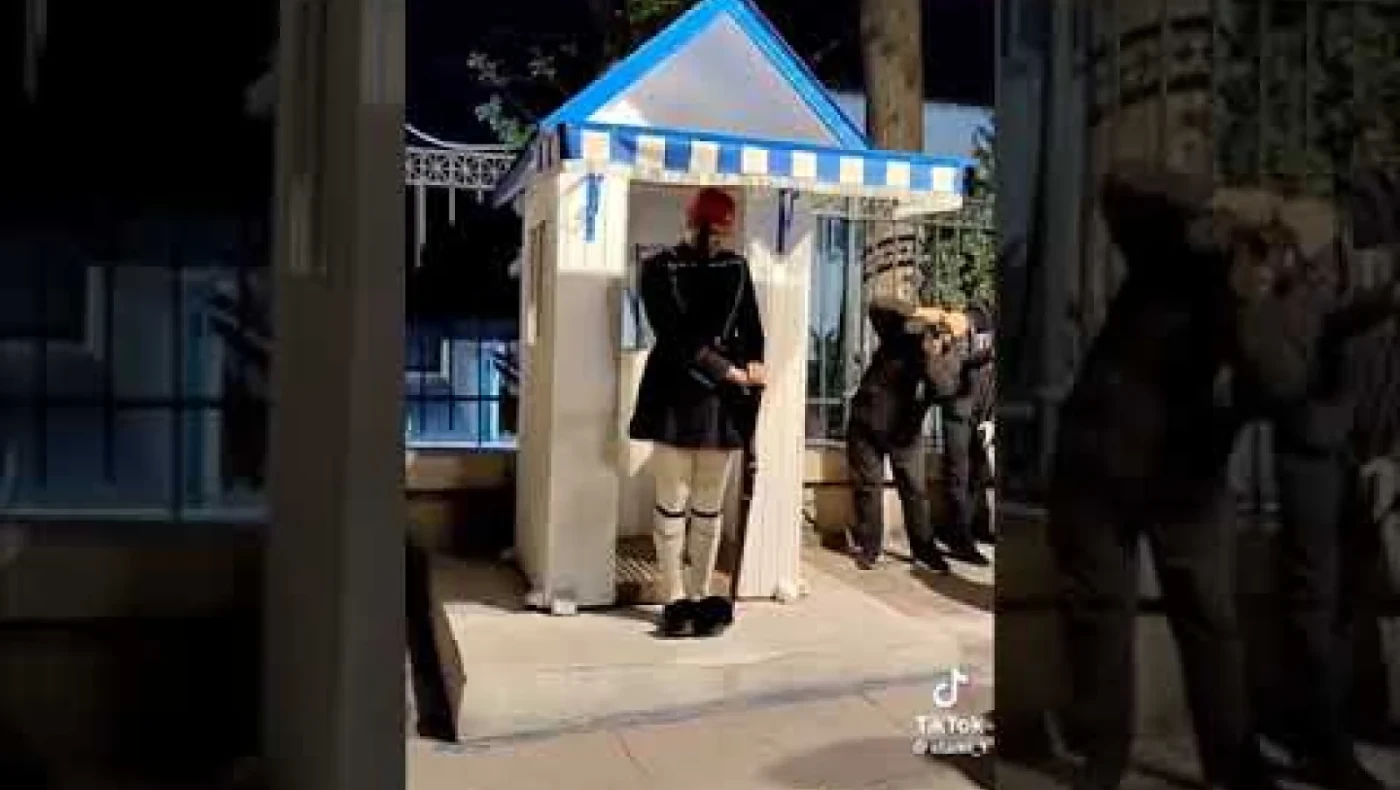 Μ. Παρασκευή: Γιατί οι Εύζωνες σκύβουν μόνο απόψε το κεφάλι μπροστά στον Επιτάφιο