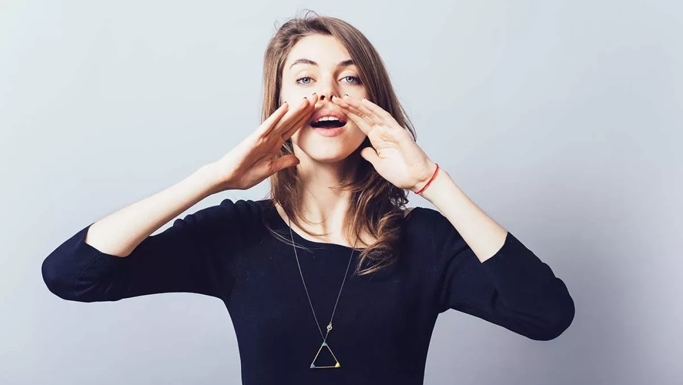 Το λάθος που κάνουμε όλοι όταν μιλάμε και βλάπτει τη φωνή μας