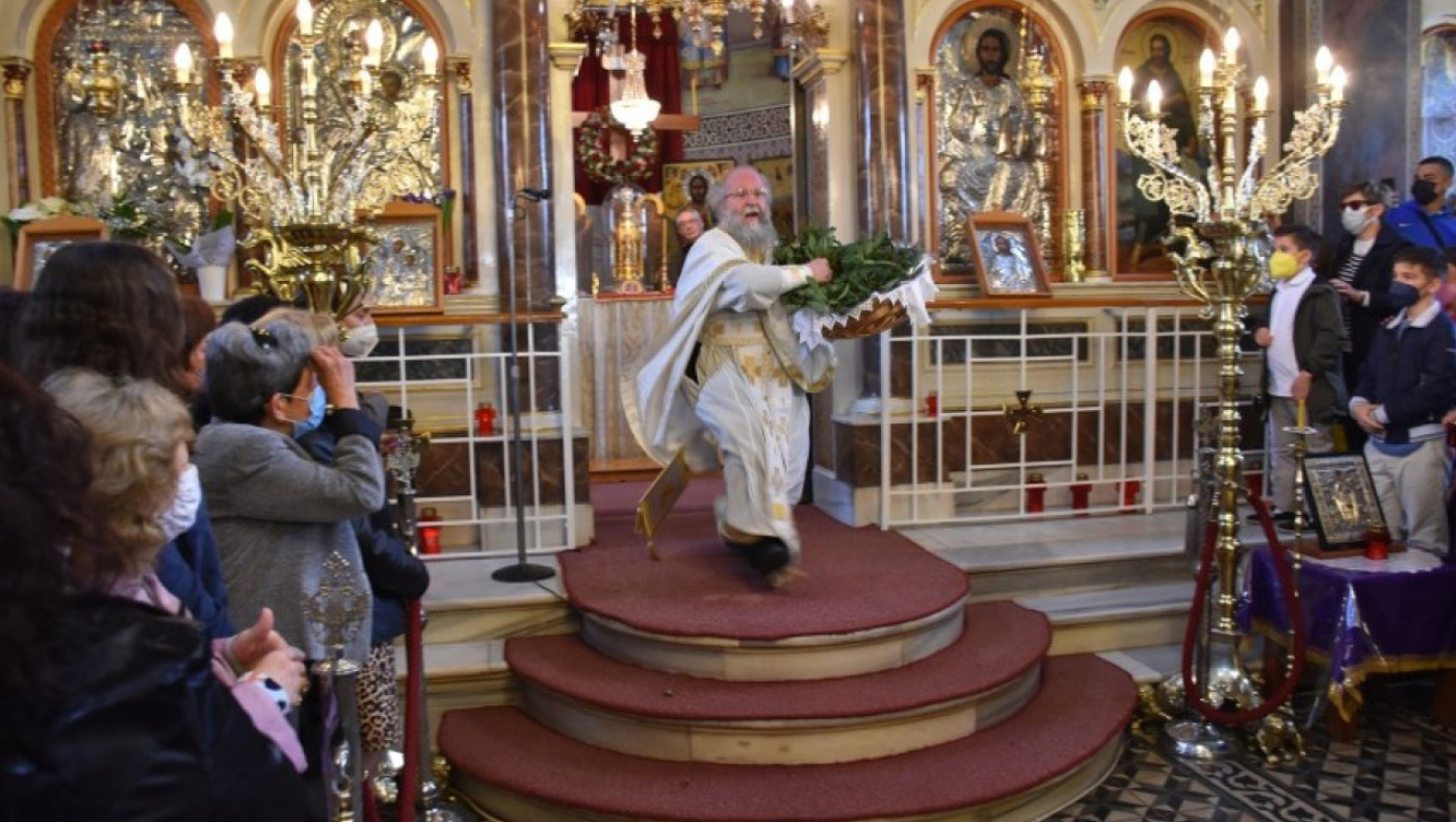 Πρώτη Ανάσταση: Το έθιμο του «σεισμού» και ο «ιπτάμενος ιερέας»