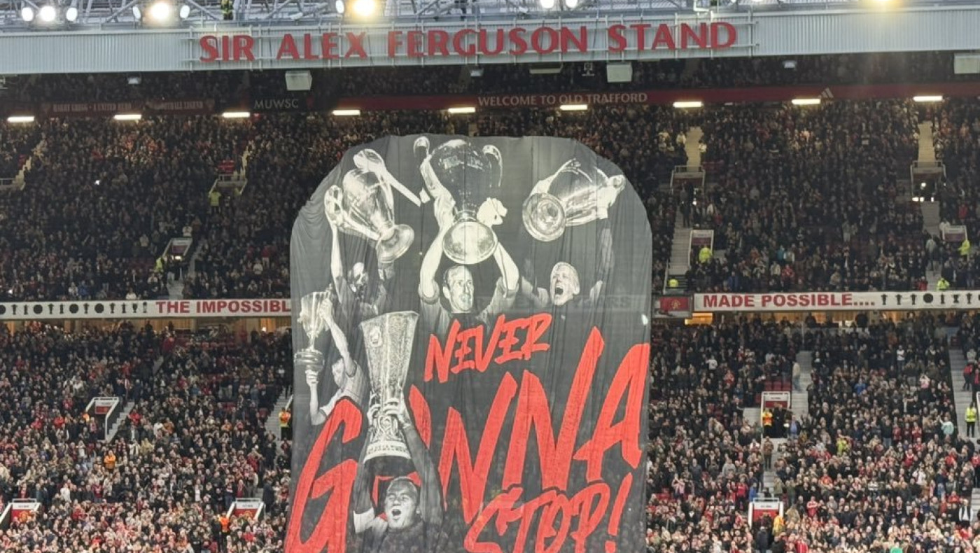 Μάντσεστερ Γιουνάιτεντ: Δίδαξαν... ιστορία οι οπαδοί με γιγαντιαίο πανό στο Ολντ Τράφορντ