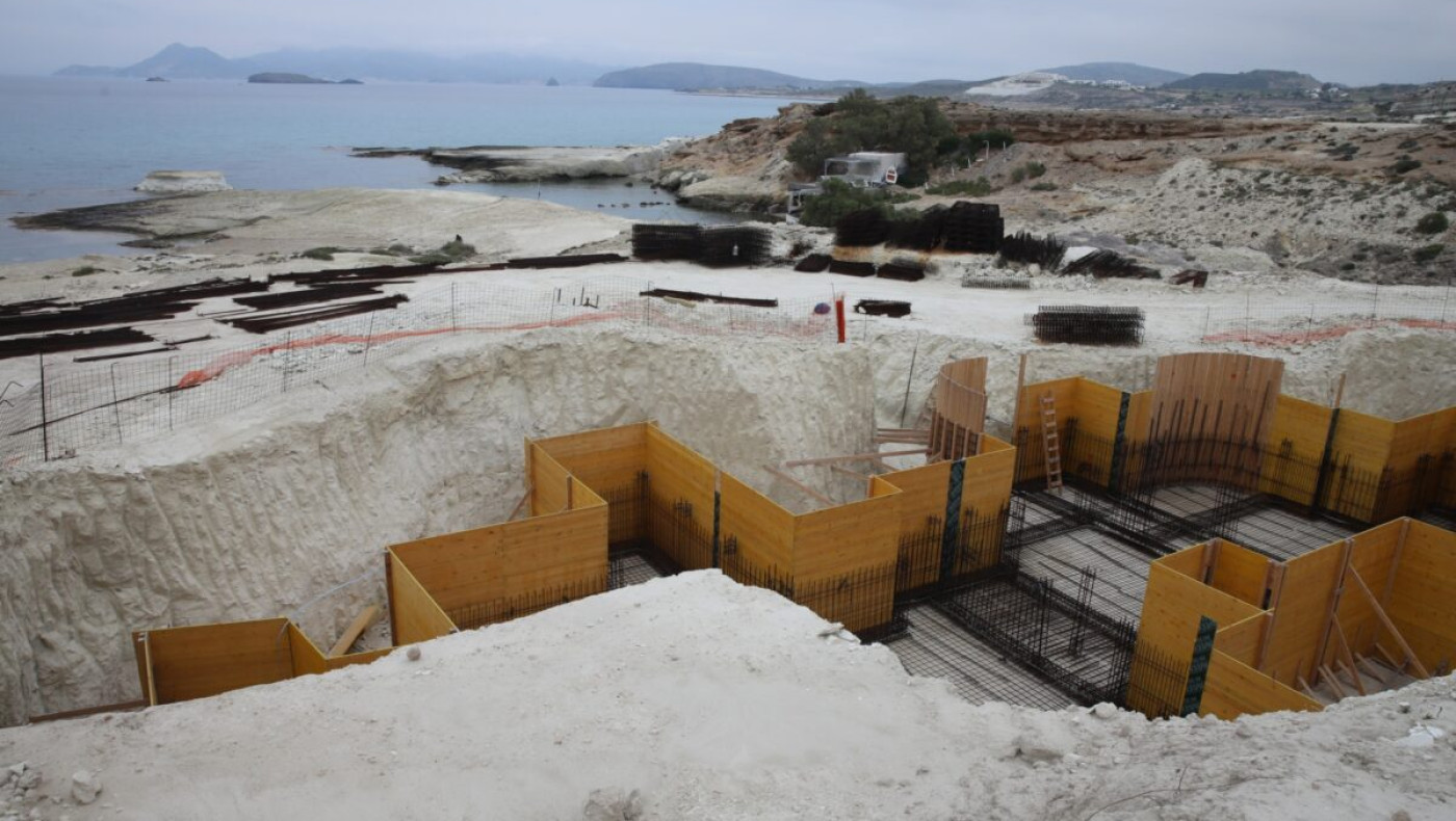 Εικόνες ντροπής στο Σαρακήνικο Μήλου: Πώς είναι σήμερα ο βράχος που έσκαψαν για να χτίσουν ξενοδοχείο