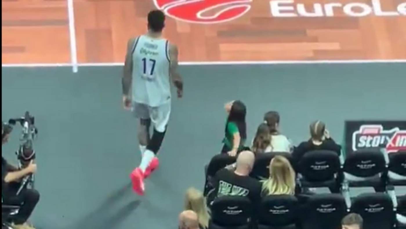 Εικόνες ντροπής στο ΟΑΚΑ: Ανήλικη φτύνει τους παίκτες της Αναντολού Εφές