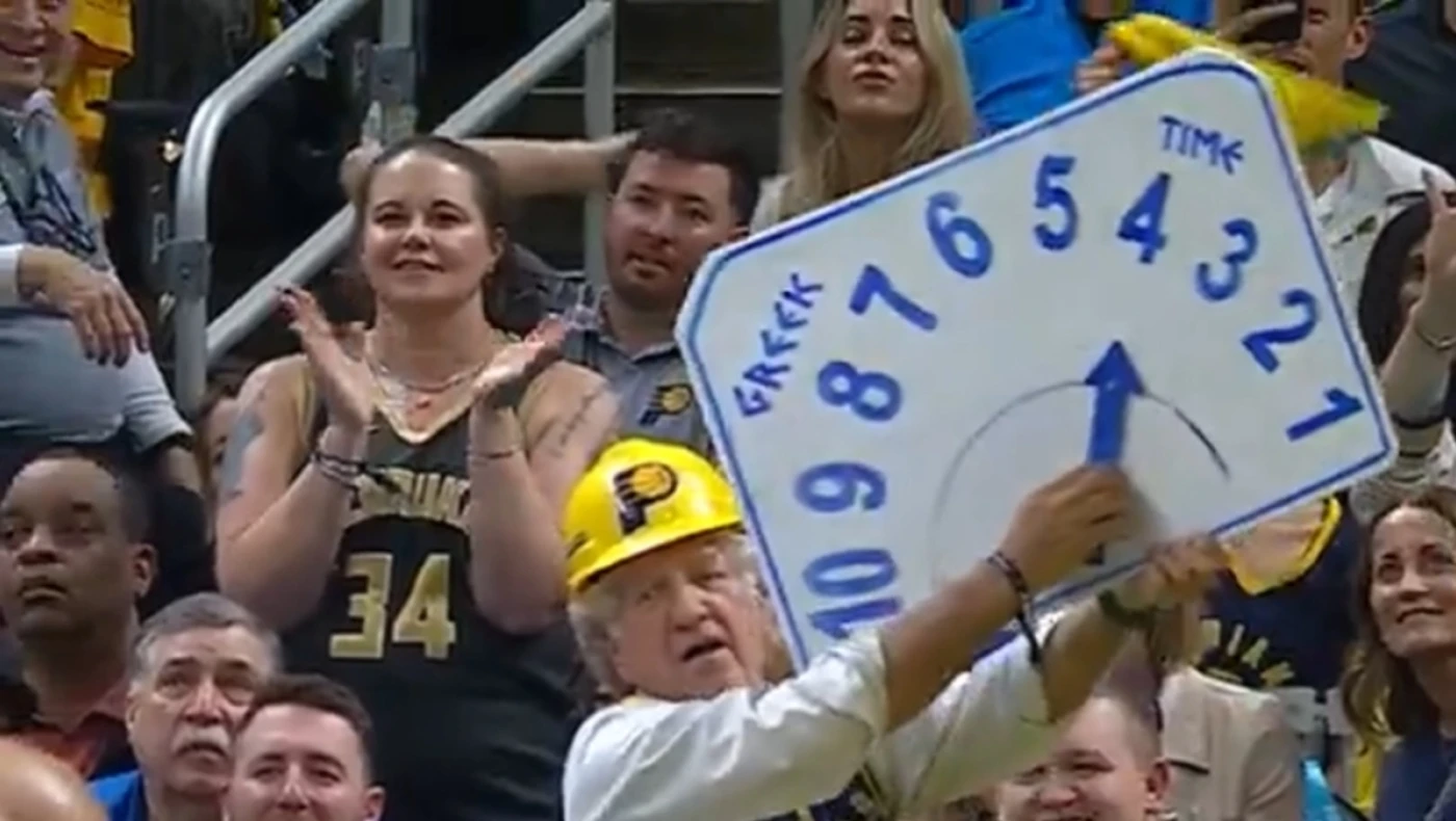 NBA: Φίλαθλος των Πέισερς έφτιαξε χρονόμετρο για τις βολές του Αντετοκούνμπο