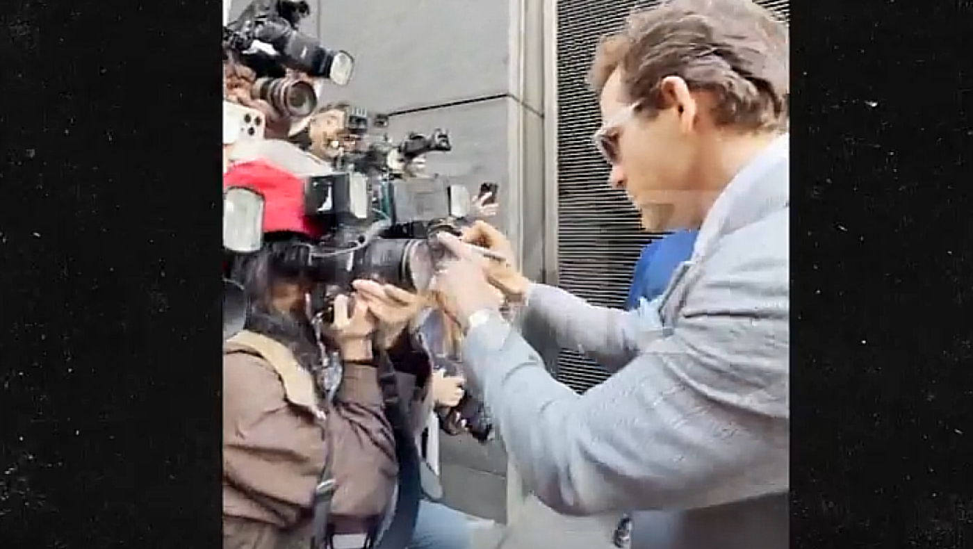 Ποιος σταρ «υπέγραψε» σε κάμερα paparazzo