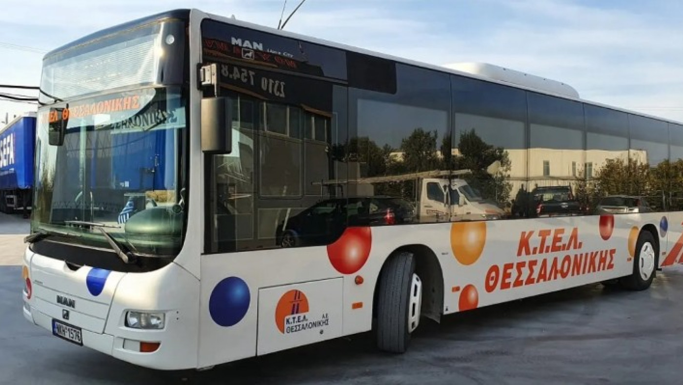 ΚΤΕΛ Χαλκιδικής: Λεωφορείο έπεσε πάνω στο κτίριο!