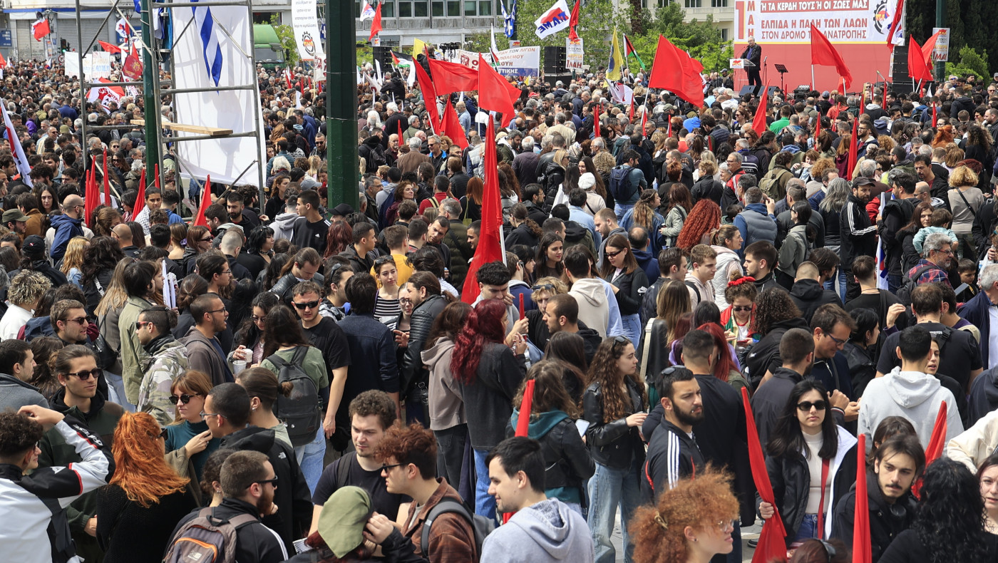 Πρωτομαγιά: Κοσμοσυρροή στη συγκέντρωση στο Σύνταγμα
