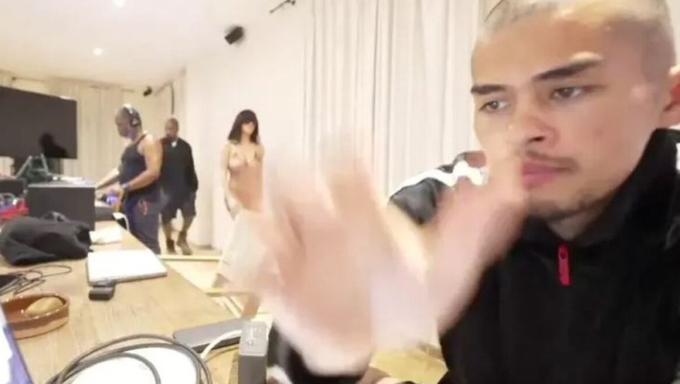 Streamer σοκαρίστηκε όταν είδε πίσω του την Μπιάνκα Σενσόρι γυμνή