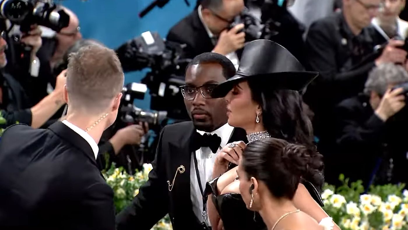 Κιμ Καρντάσιαν: Τα «πήρε» με σεκιουριτά που της... πάτησε το φόρεμα