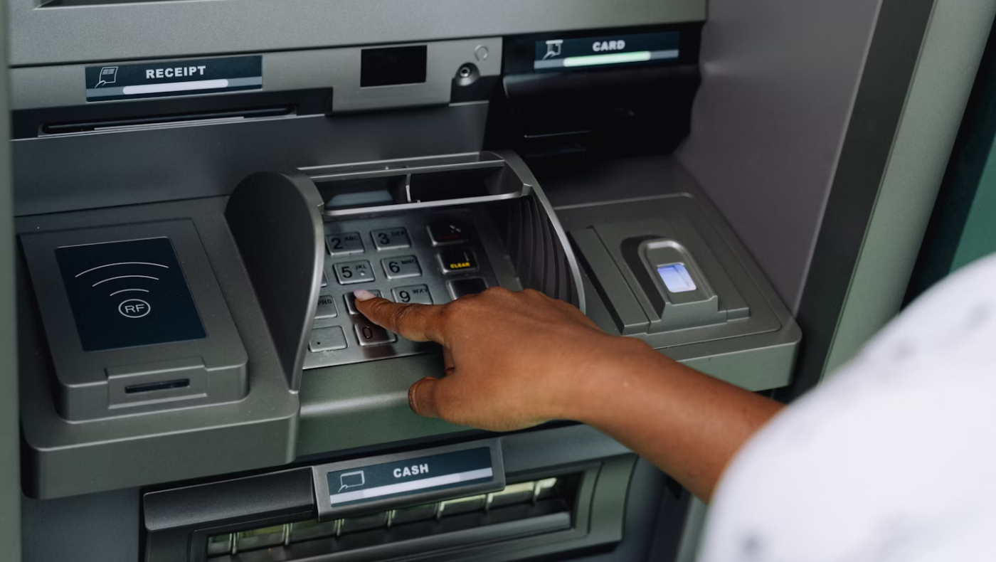 Παρελθόν οι κάρτες στα ATM - Πώς θα βγάζουμε λεφτά