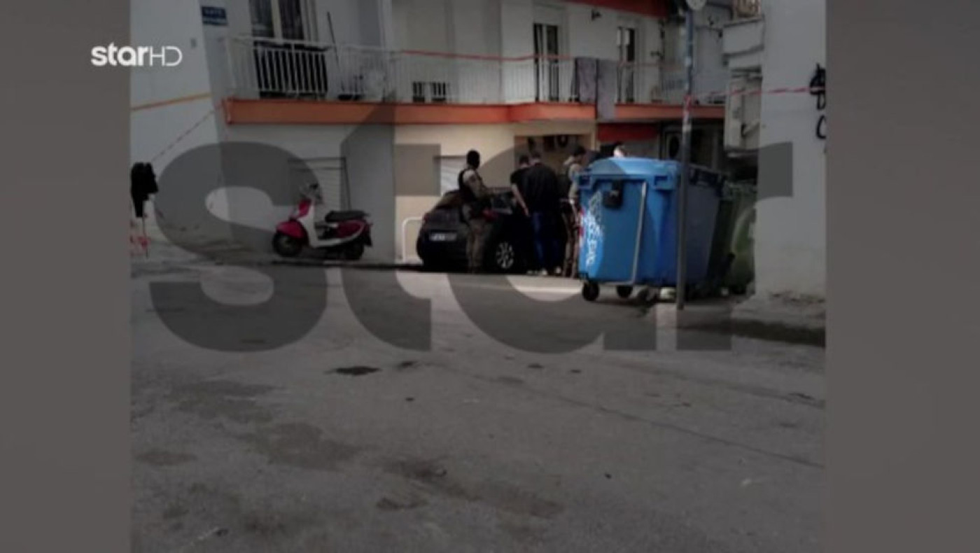 Θεσσαλονίκη: Η στιγμή της σύλληψης νεαρού οπαδού από πάνοπλους αστυνομικούς