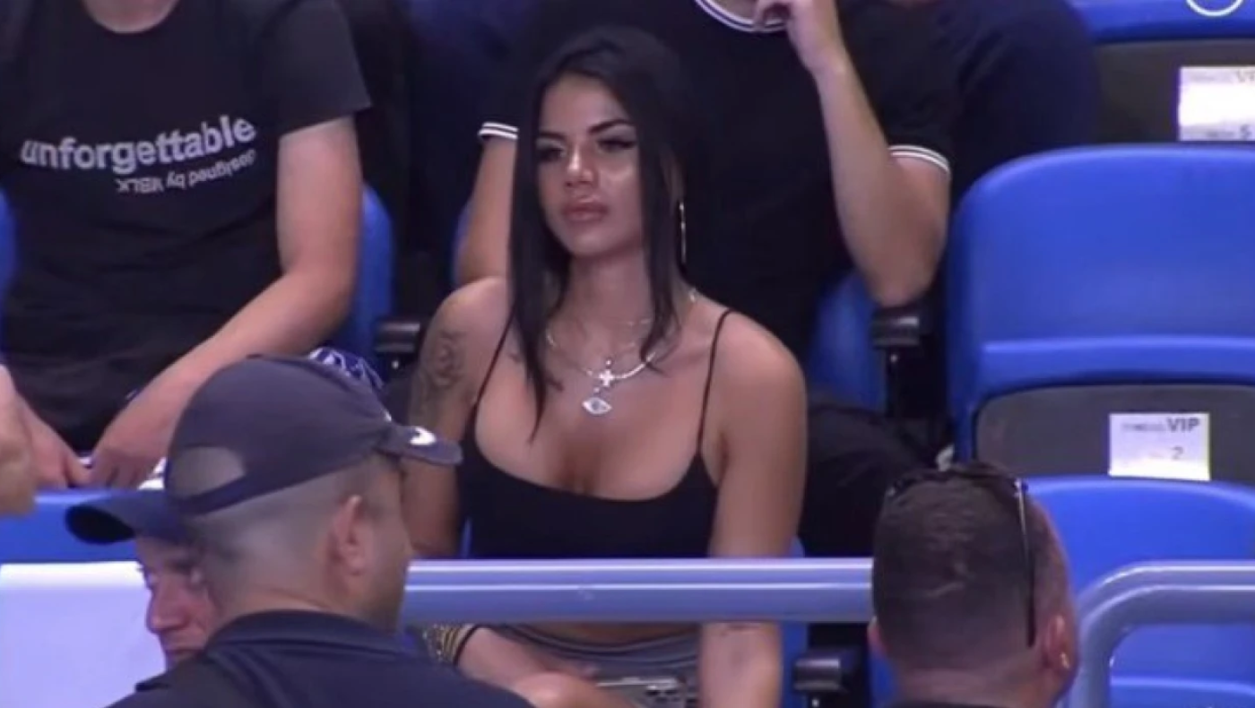 Ποια είναι η μελαχρινή που πανηγύριζε την άνοδο του Ηρακλή