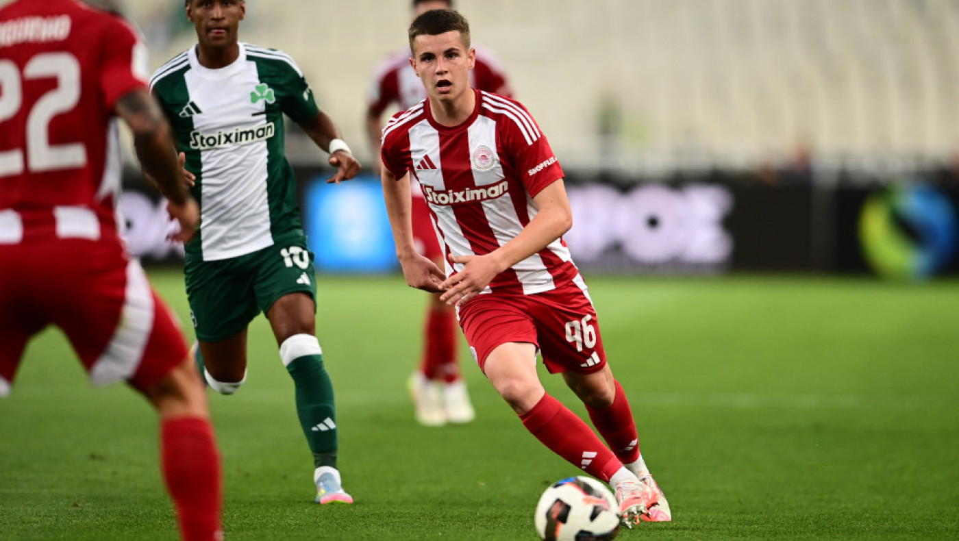 Όμορφες εικόνες στο ντέρμπι «αιωνίων»: Ο Μουζακίτης έδωσε τη φανέλα του σε οπαδό των πράσινων!