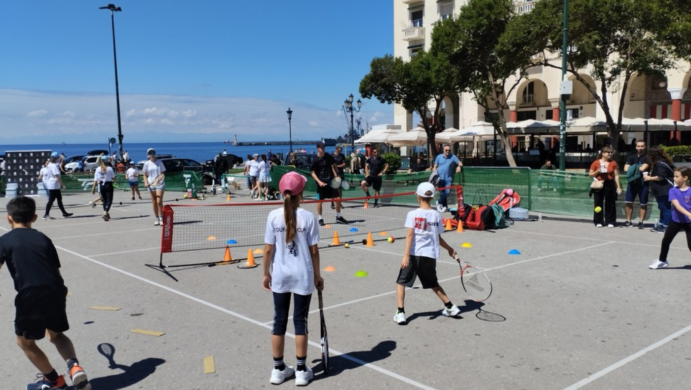 Street Tenis στην πλατεία Αριστοτέλους: Γέμισε ρακέτες η καρδιά της Θεσσαλονίκης